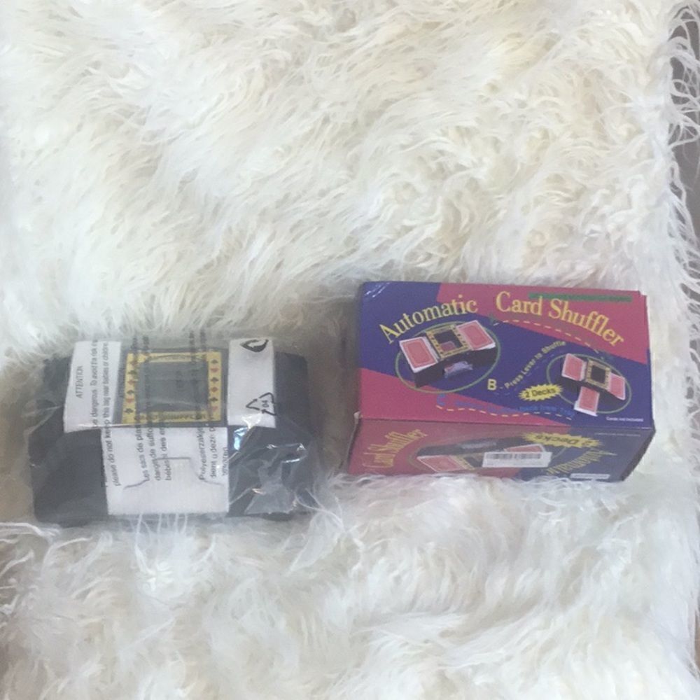 NEW STOCK 2 deck capacity card shuffler, battery operated